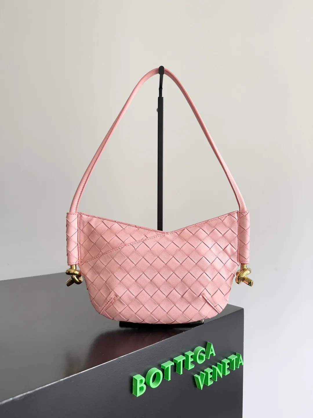 Batch 1660 BVMini Solstce's latest armpit bag, with a relaxed feel in summer. It's really cute. Knot metal knots are decorated on both sides to add interest. BV's recent soul elements are not found in every bag. Compared with the other two sizes, this mini is more elegant and refined. Niche personality 🉑Salt🉑Sweet Style number: 796378 Size: 28*18*depth 5cm